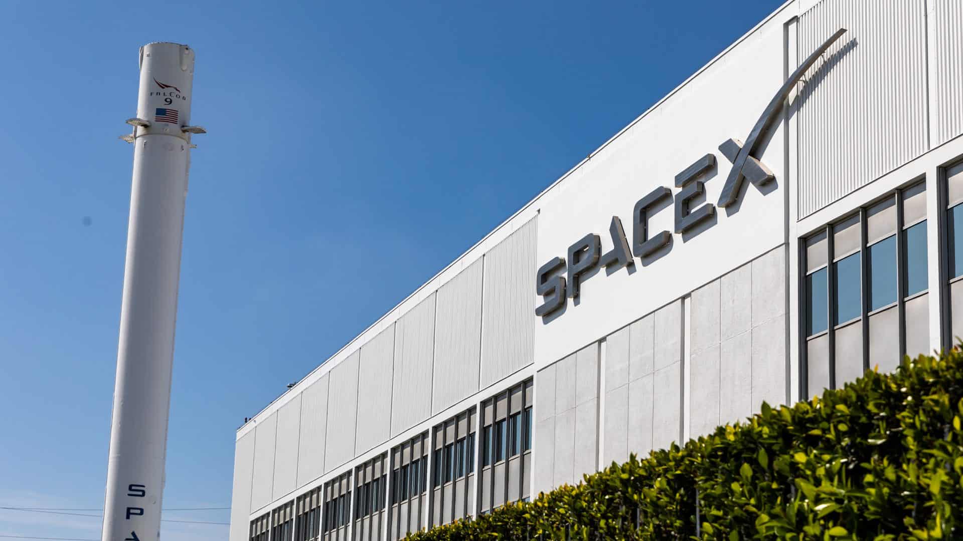 Logo da SpaceX na fachada de um prédio
