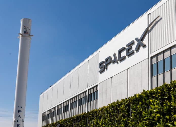 Logo da SpaceX na fachada de um prédio