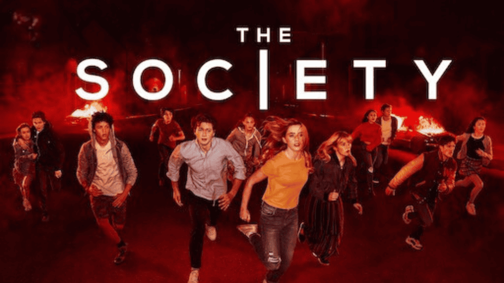 Arte promocional da série "The Society" (2019), da Netflix. A imagem mostra um grupo de jovens correndo em uma rua escura, com expressões de medo e tensão. Atrás deles, um carro está em chamas, iluminando a cena com um tom avermelhado. O título "The Society" aparece no topo da imagem.