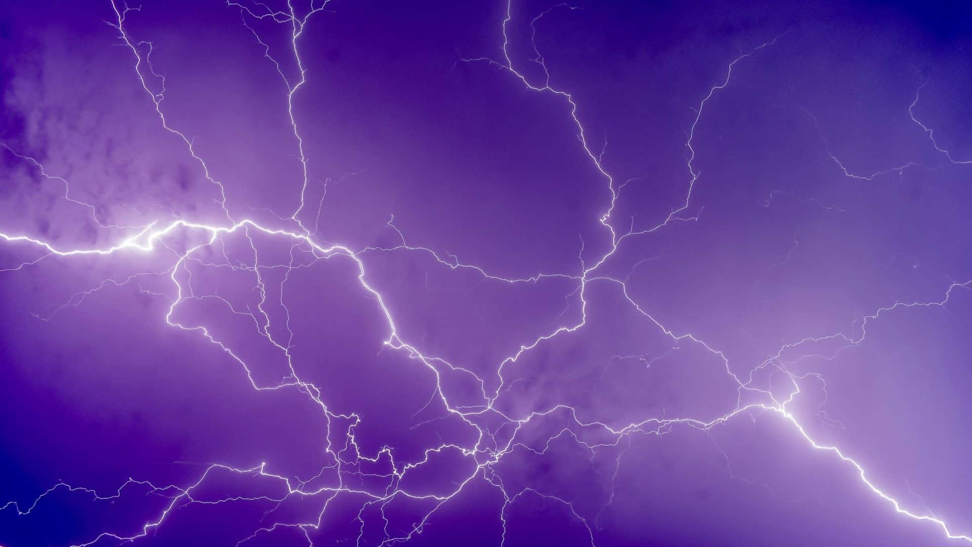 muito raios em um céu roxo