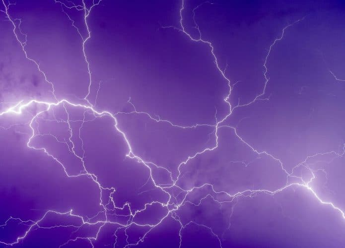 muito raios em um céu roxo
