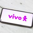 Logo da Vivo, na horizontal, em um smartphone