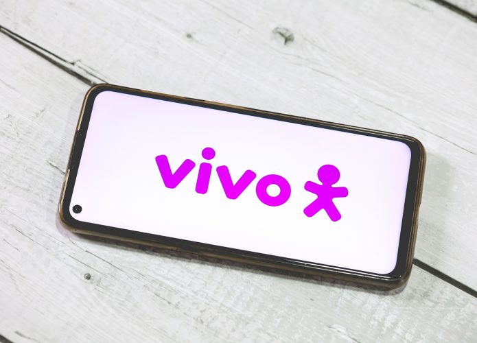 Logo da Vivo, na horizontal, em um smartphone