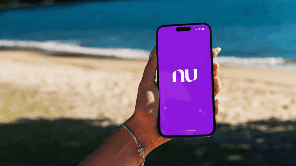 Pessoa que abre o aplicativo Nubank
