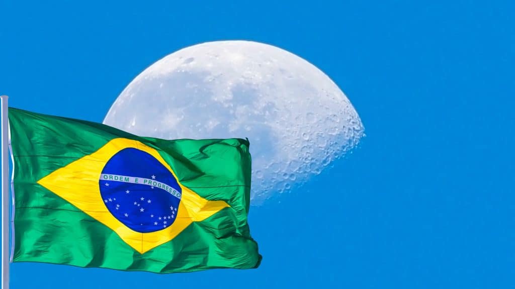 Bandeira do Brasil com a Lua atrás