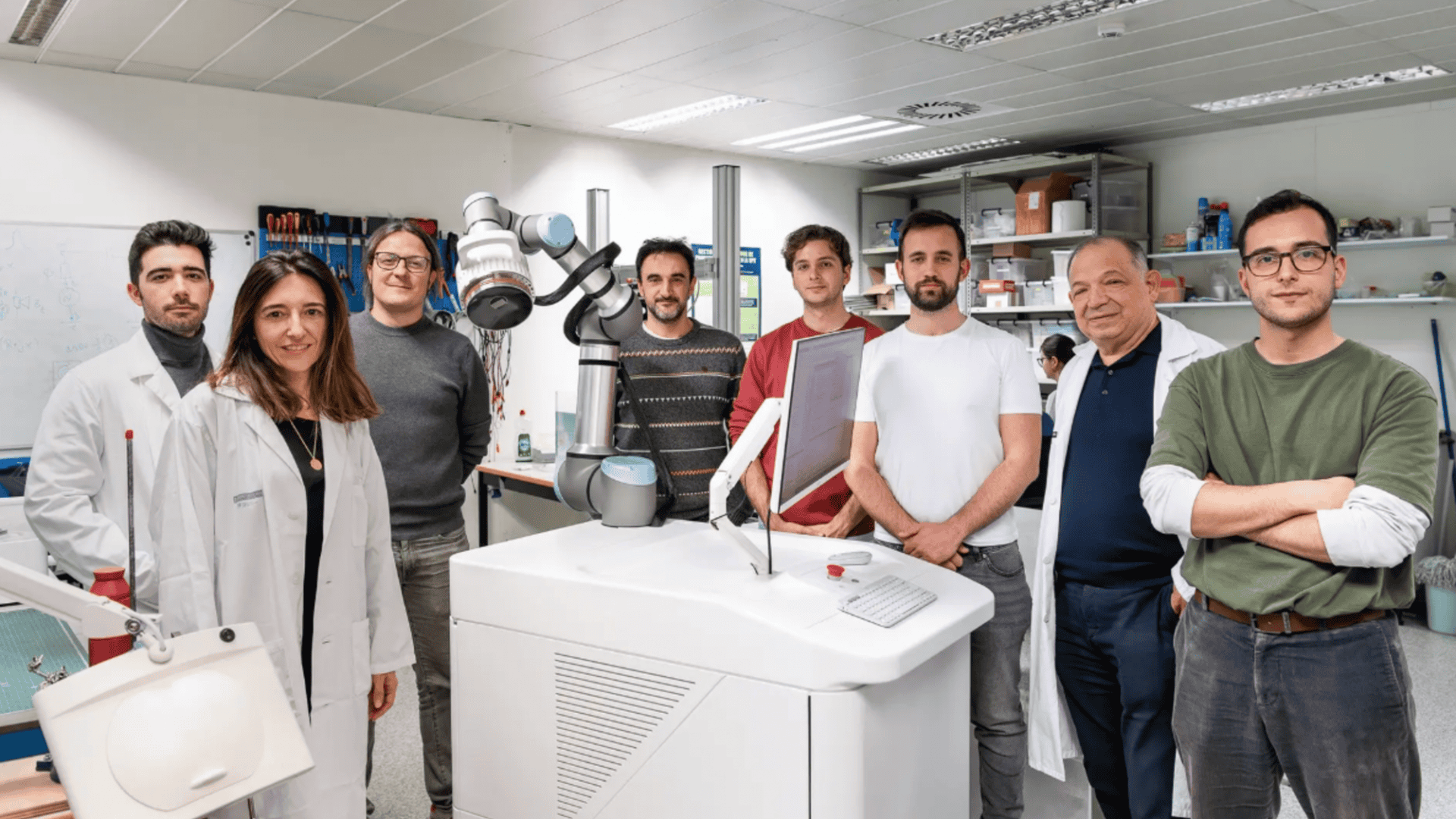 Equipe de pesquisa com protótipo da máquina
