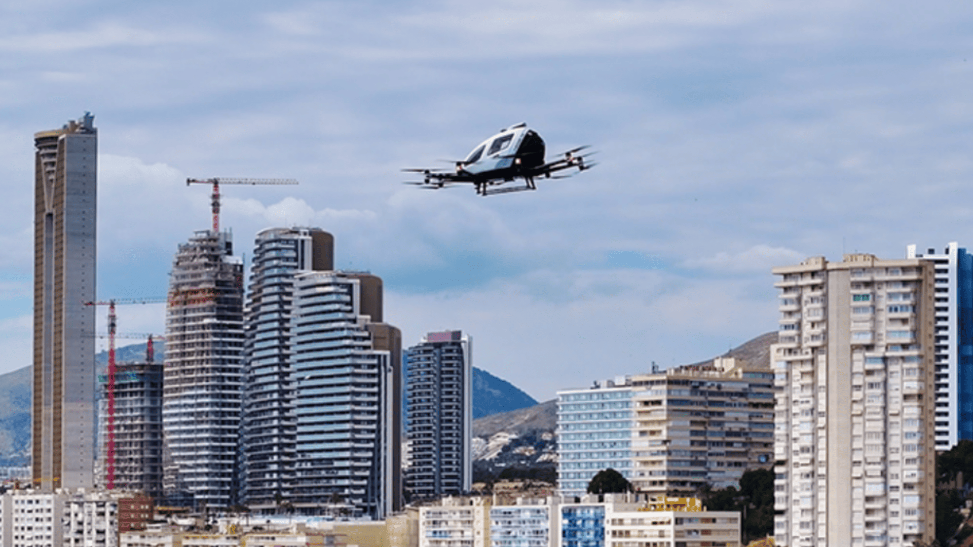 eVTOL sobrevoando cidade