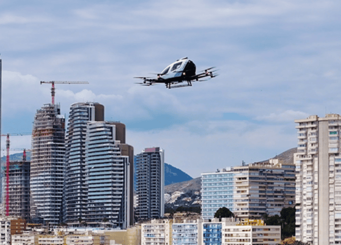 eVTOL sobrevoando cidade