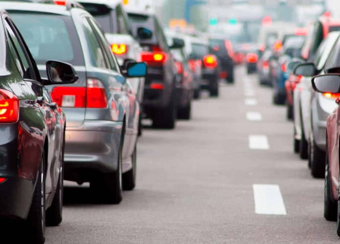 Carros no meio do trânsito