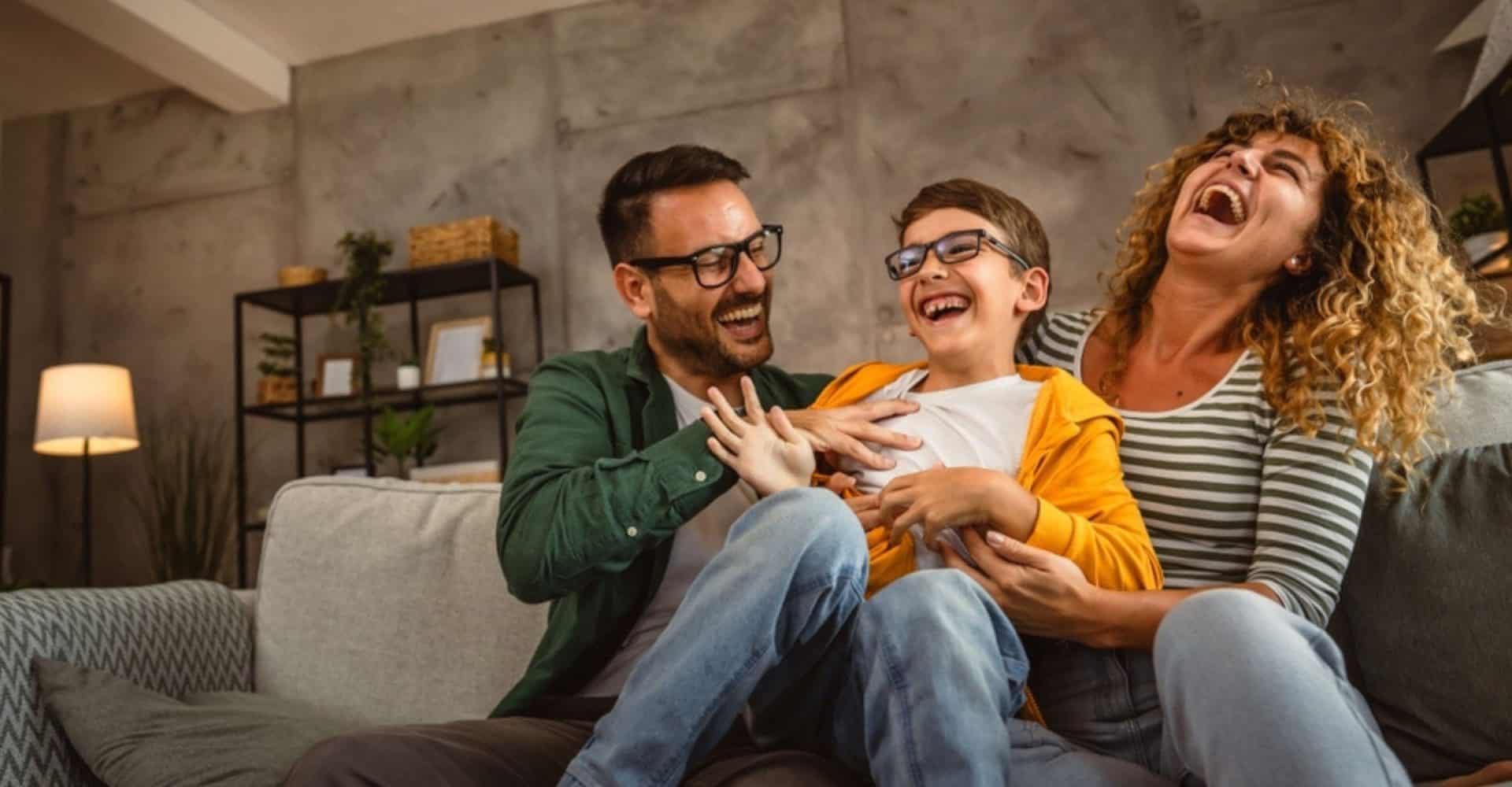 Família reunida fazendo cócegas.