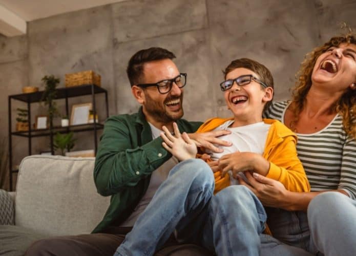 Família reunida fazendo cócegas.