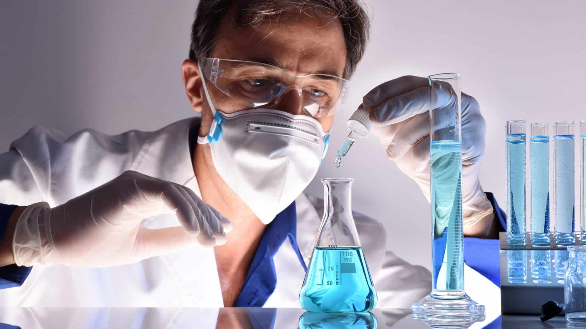 Cientista com liquido azul