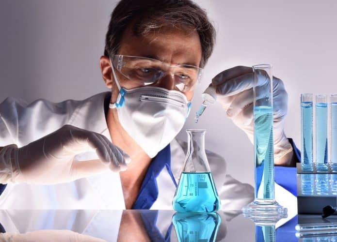 Cientista com liquido azul