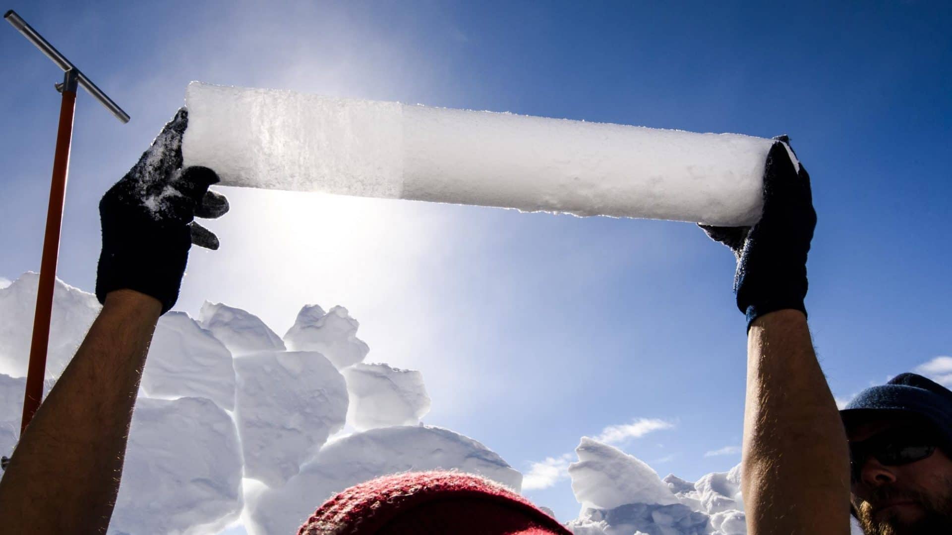 A divisão visível entre o gelo à esquerda e a neve firn à direita revela eventos de derretimento e recongelamento de verão quente.