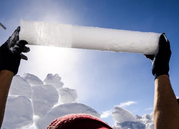 A divisão visível entre o gelo à esquerda e a neve firn à direita revela eventos de derretimento e recongelamento de verão quente.