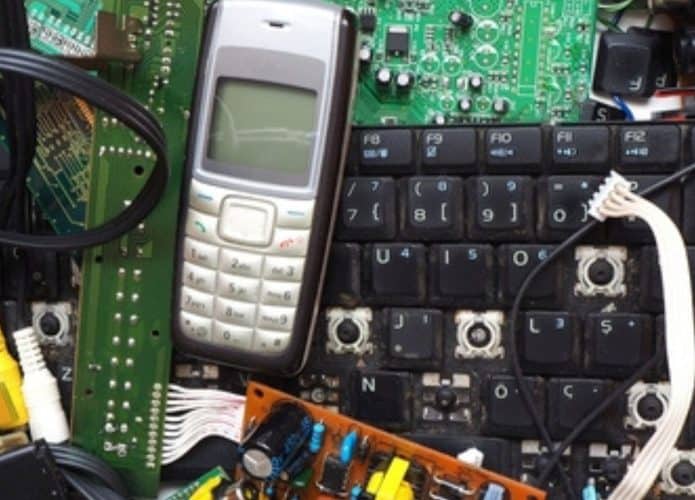 Imagem mostra lixo eletrônico.