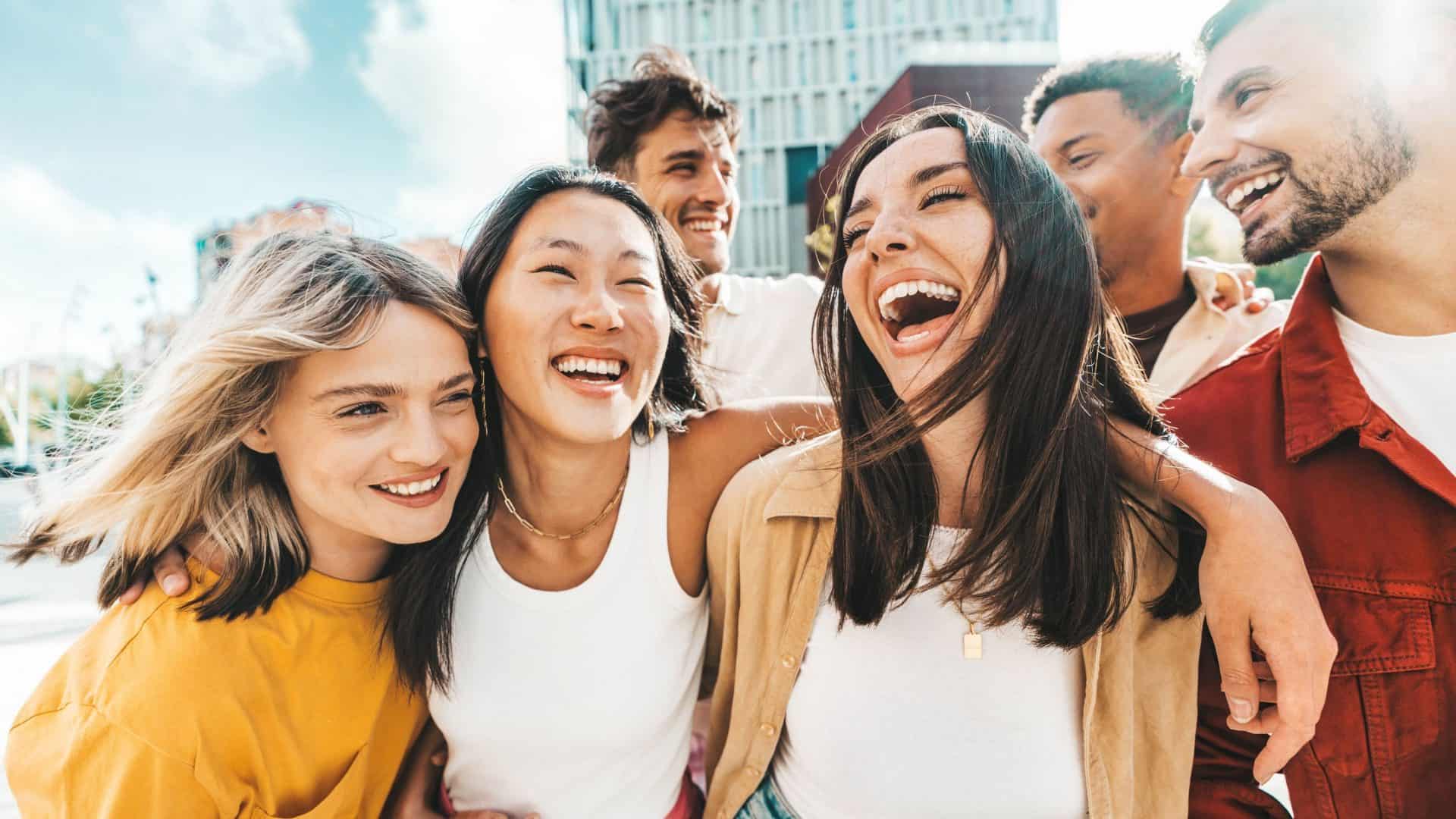 Amigos multiétnicos se divertindo caminhando na rua da cidade - Grupo de jovens aproveitando as férias de verão juntos - Conceito de amizade com caras e garotas saindo em um dia ensolarado