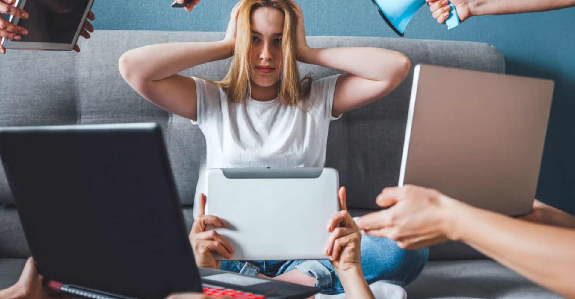 Mulher sobrecarregada com informações sobre saúde.