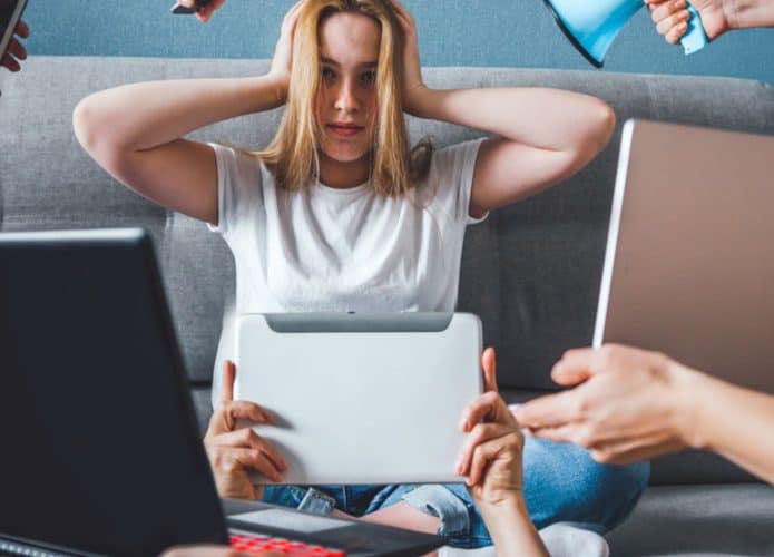 Mulher sobrecarregada com informações sobre saúde.