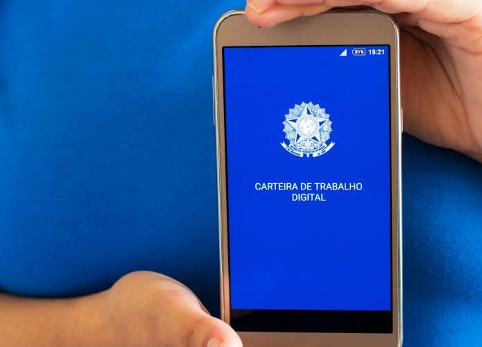 close up em smartphone com o novo Documento Brasileiro de Previdência Social (carteira de trabalho digital)
