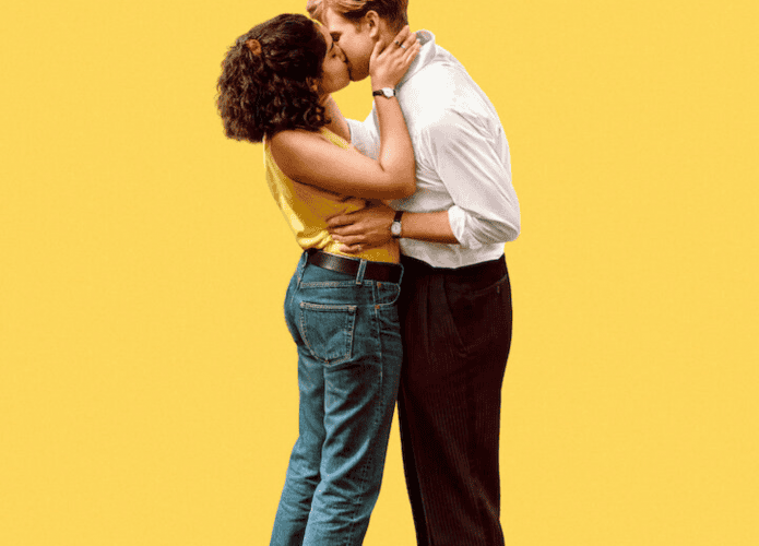 dois jovens se beijando