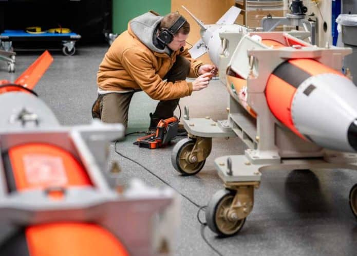 Homem montando bomba nuclear dos Estados Unidos