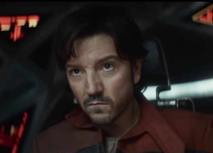 Cena de trailer da segunda de Andor na qual Cassian olha para frente com expressão série enquanto está dentro de uma nave