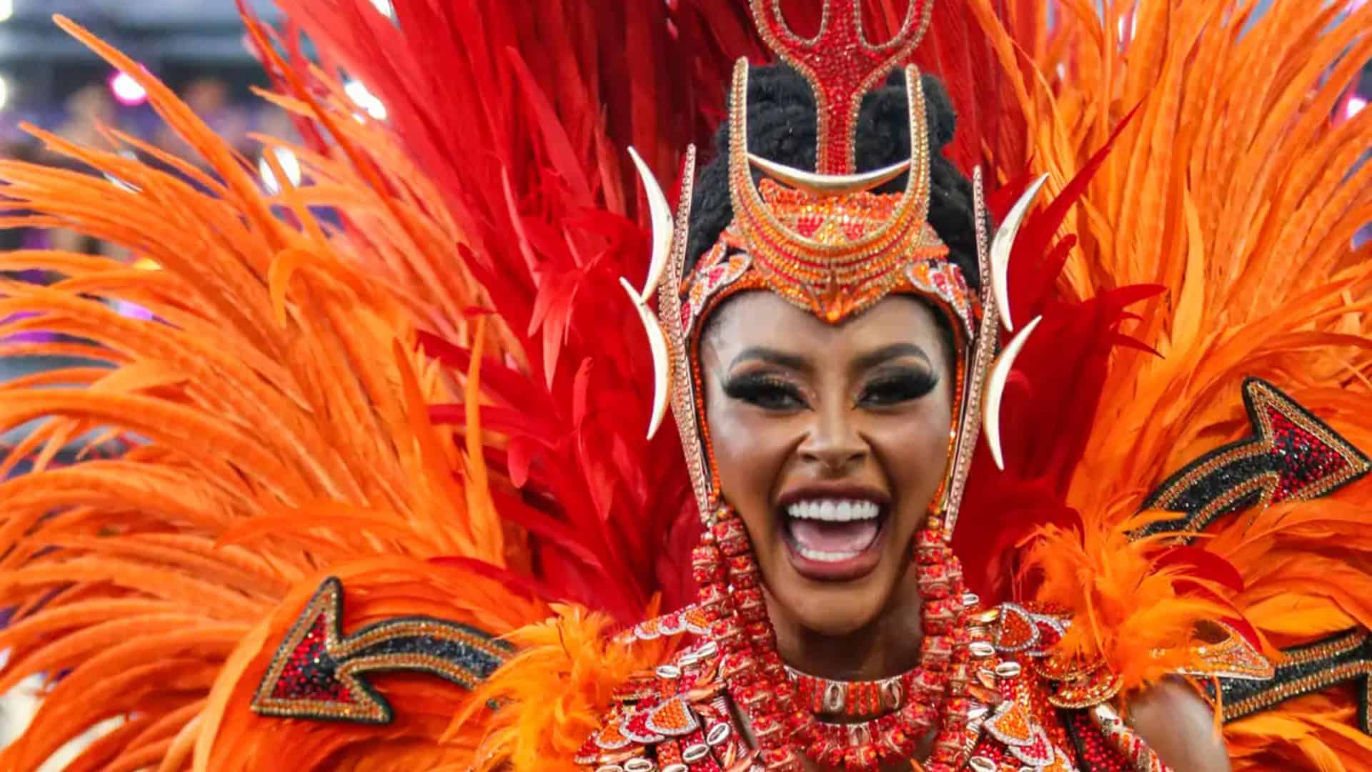 Mulher durante desfile de escola de samba em São Paulo no Carnaval de 2025