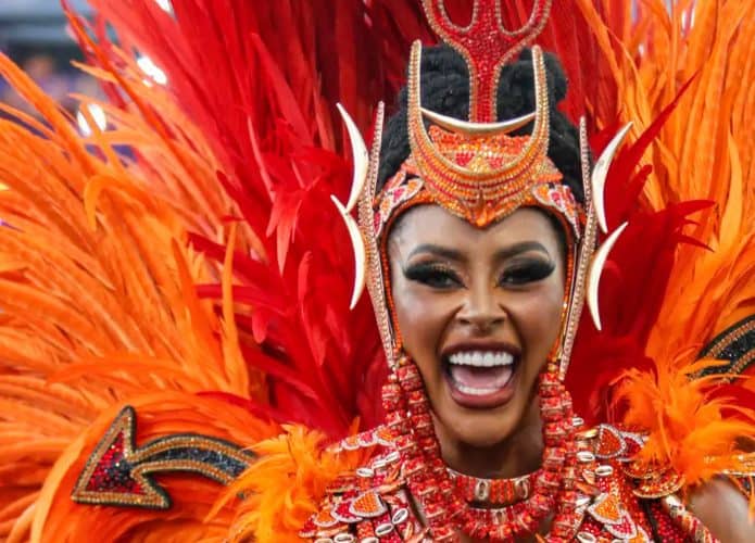 Mulher durante desfile de escola de samba em São Paulo no Carnaval de 2025