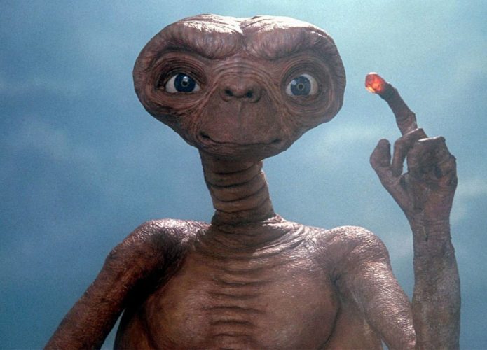 Boneco do E.T em cena do filme O Extraterrestre, de Steven Spielberg
