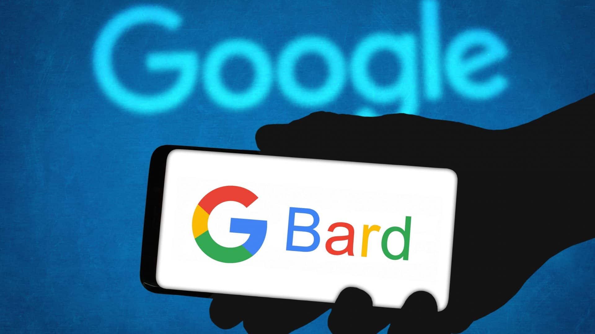 Pessoa segurando celular exibindo logomarca do Bard na tela; aparelho est&aacute; na frente de tela com letreiro do Google em azul