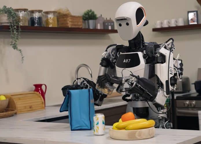 Robô com modelos de IA Gemini Robotics, do Google DeepMind, numa cozinha colocando itens numa lancheira