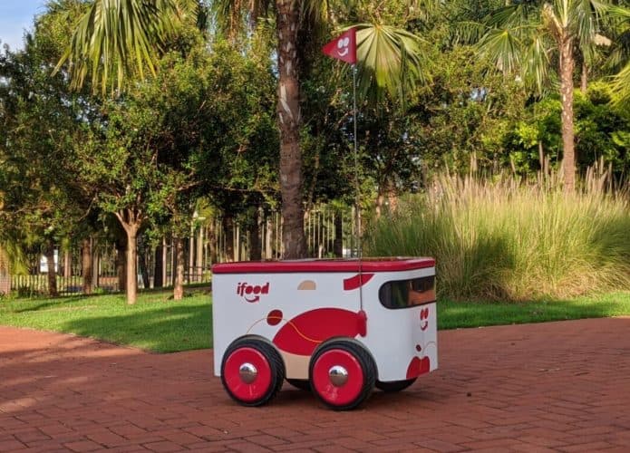 Robozinho autônomo SD02 da Synkar em jardim