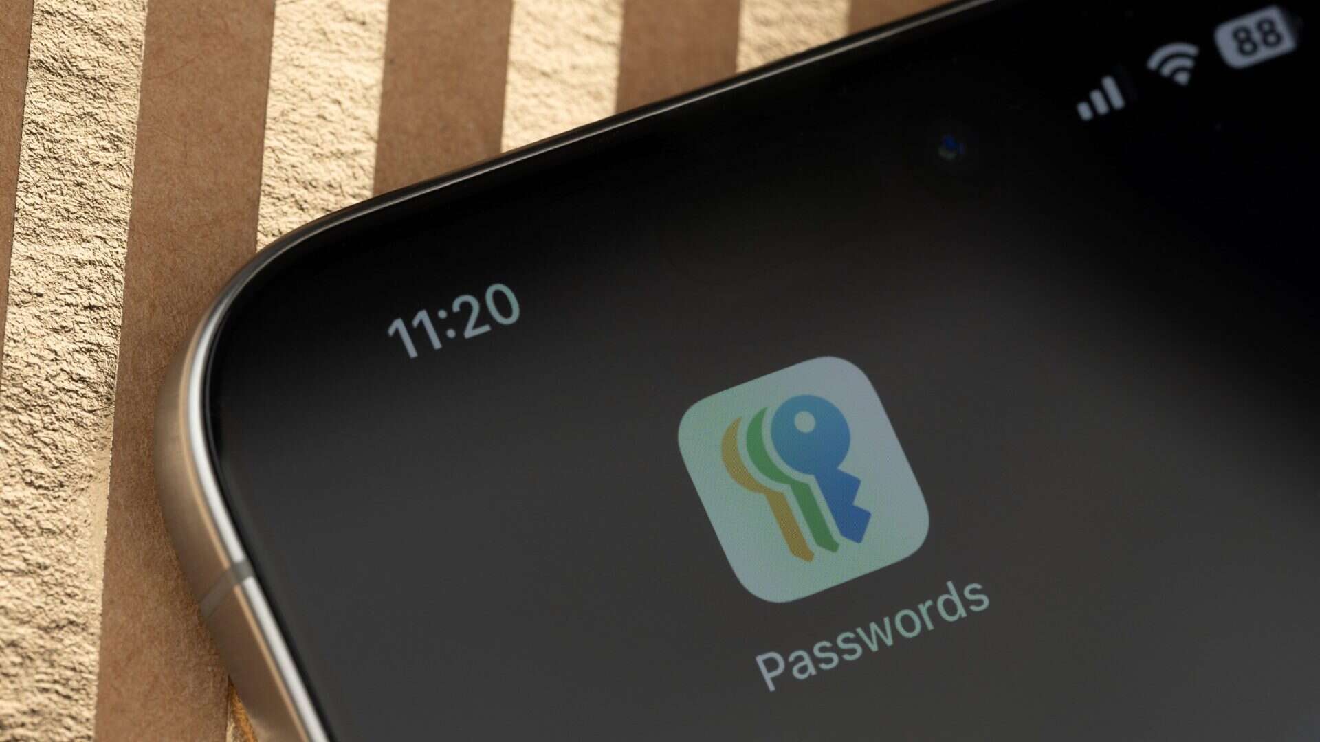 Ícone do aplicativo Senhas na tela inicial de um iPhone