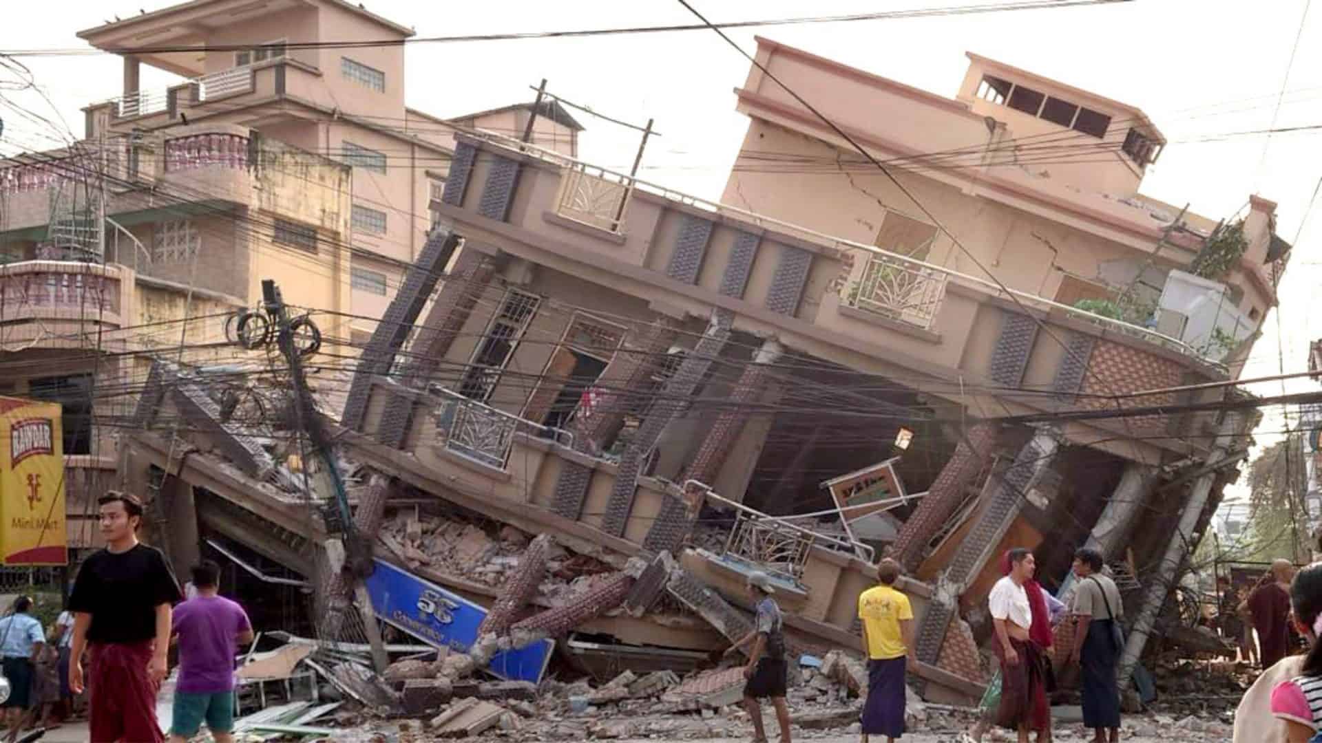 Prédio tombado por conta de terremoto em Mianmar
