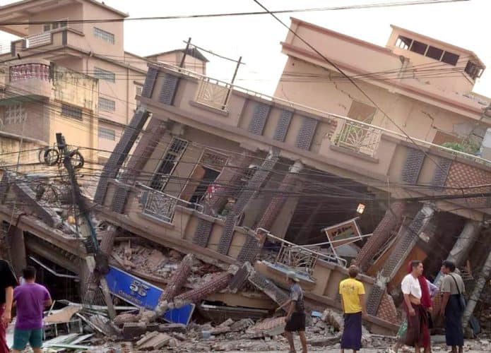 Prédio tombado por conta de terremoto em Mianmar