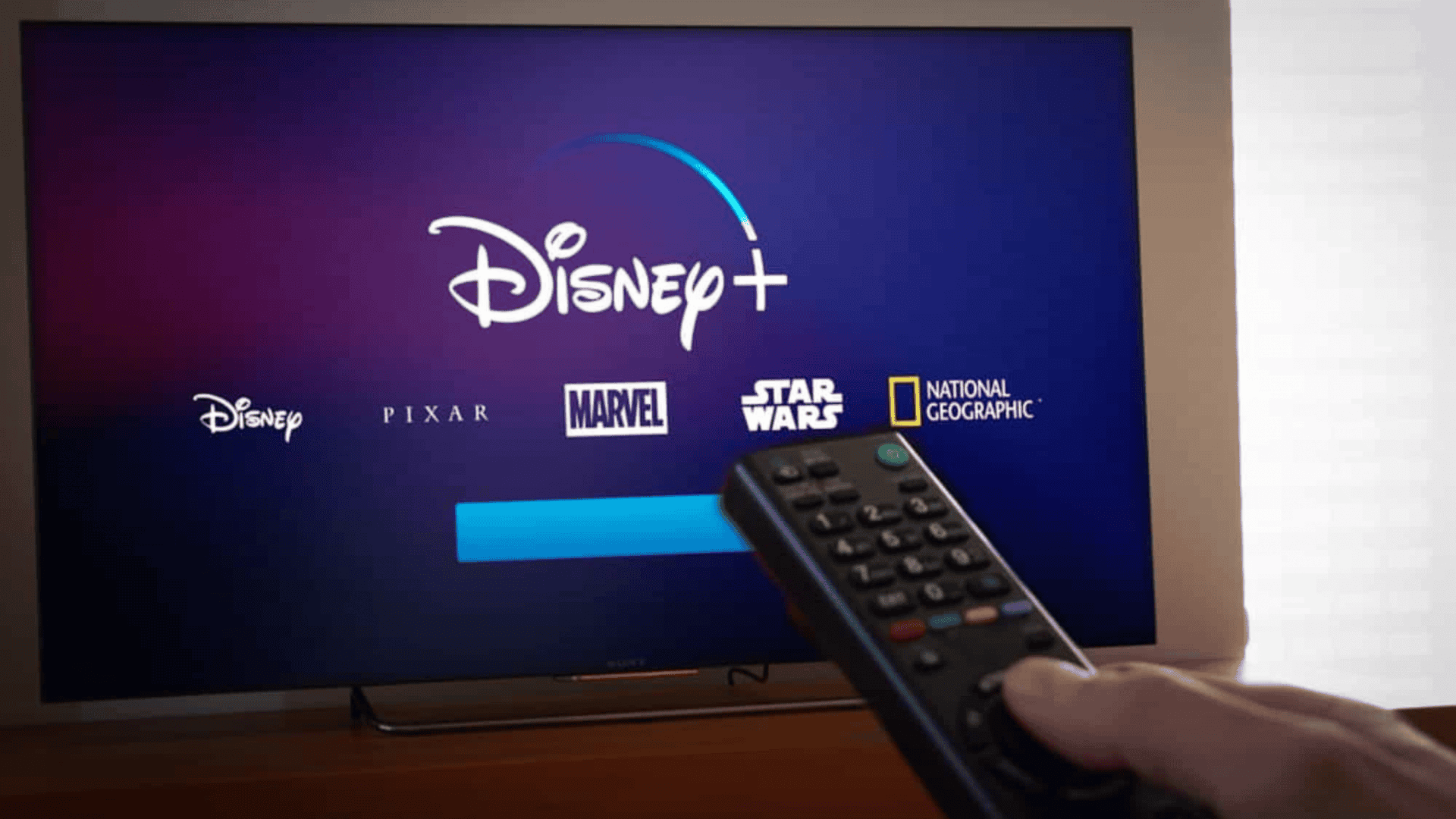 Pessoa colocando o Disney+ na TV
