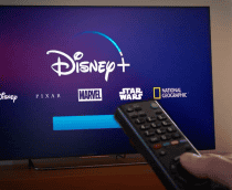 Pessoa colocando o Disney+ na TV
