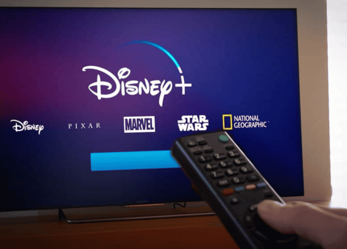 Pessoa colocando o Disney+ na TV
