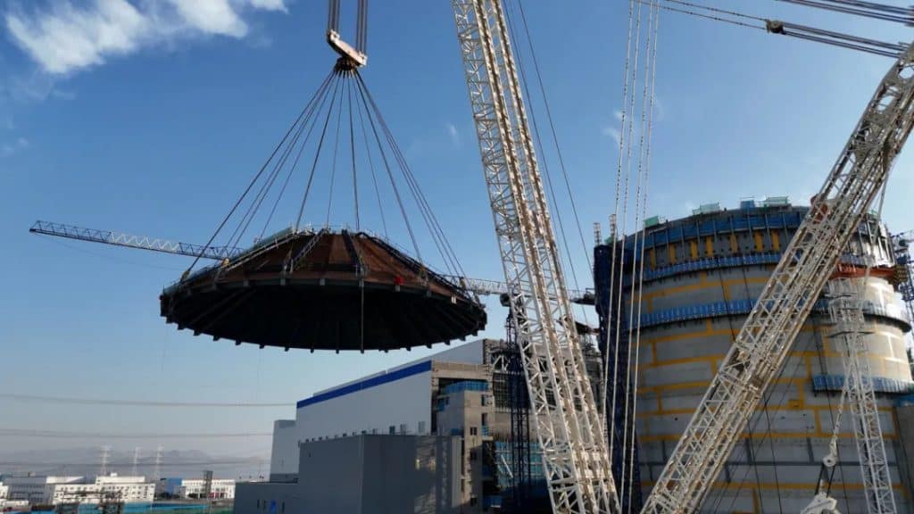Domo de aço gigante sendo içado para selar unidade em usina nuclear na China