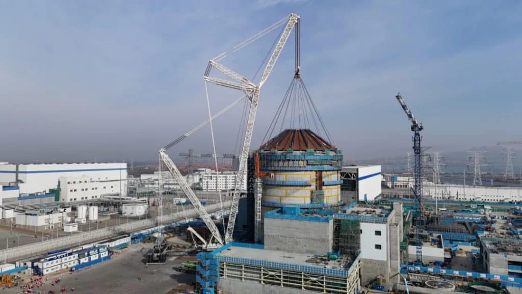 Domo de aço gigante sendo colocado em cima de unidade em usina nuclear na China para selar ela
