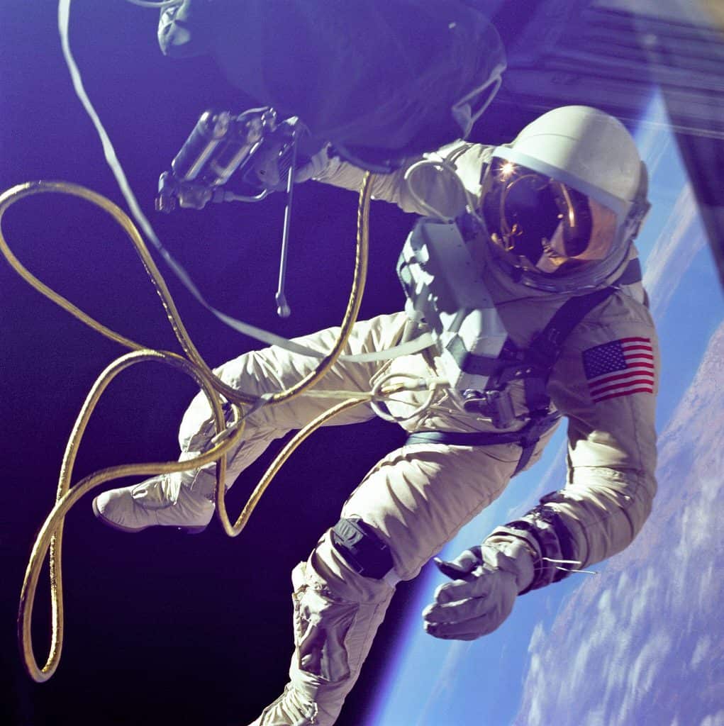 Astronauta Alfred Worden durante sua caminhada espacial histórica na missão Apollo 15, enquanto retornava da Lua para a Terra, em agosto de 1971. Ele foi o primeiro humano a realizar uma EVA tão distante do planeta (Crédito: NASA).