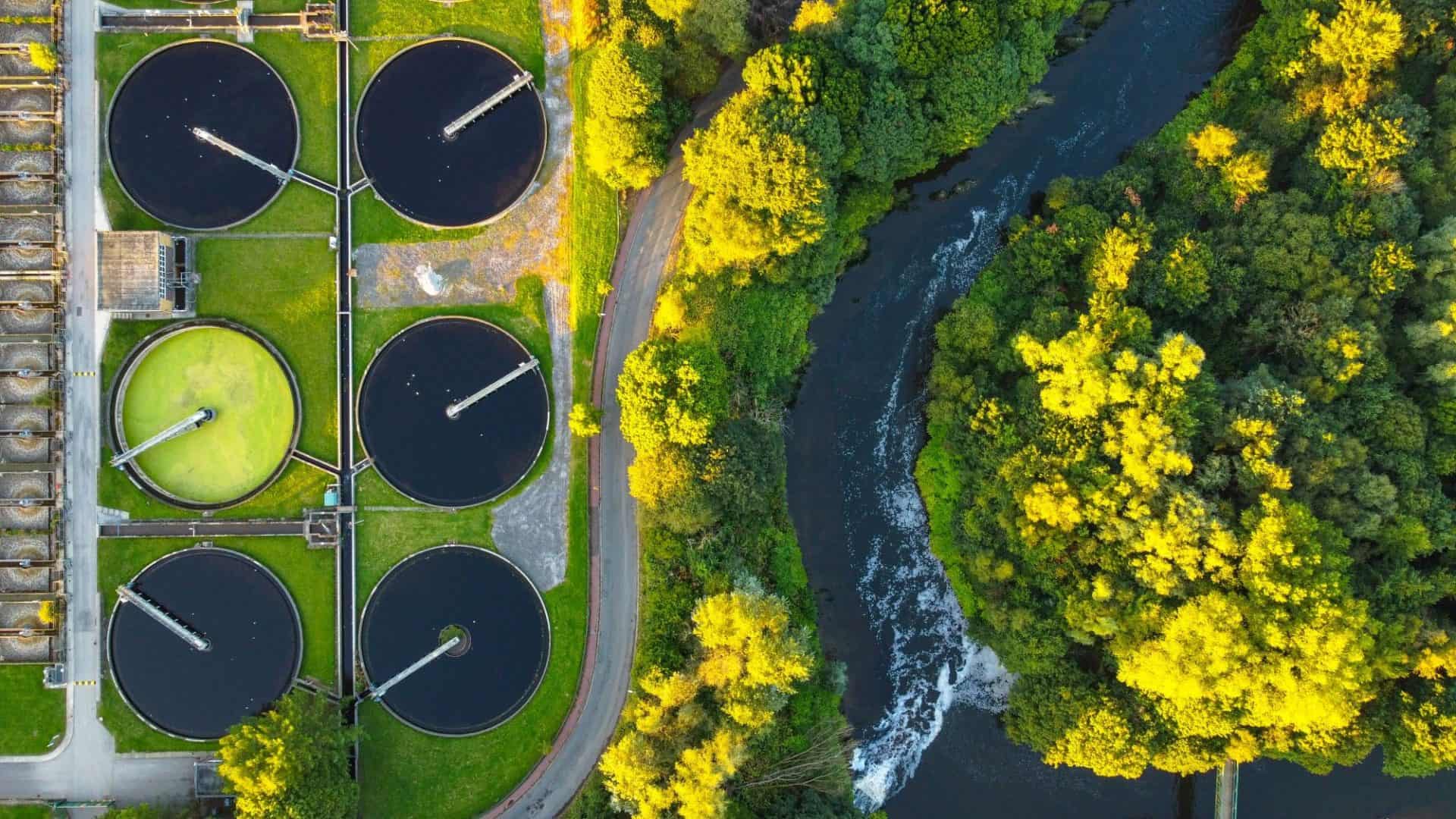 Estação de tratamento de esgoto ao lado de rio