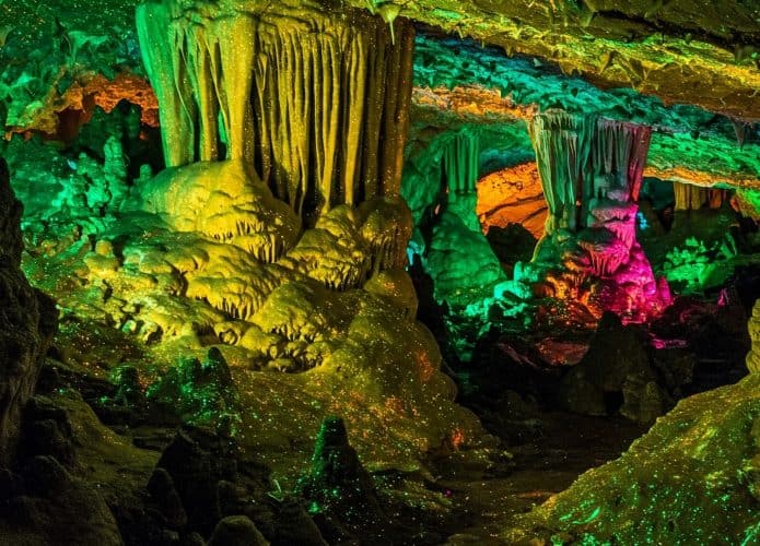 Cavernas fluorescentes revelam segredos sobre vida extraterrestre