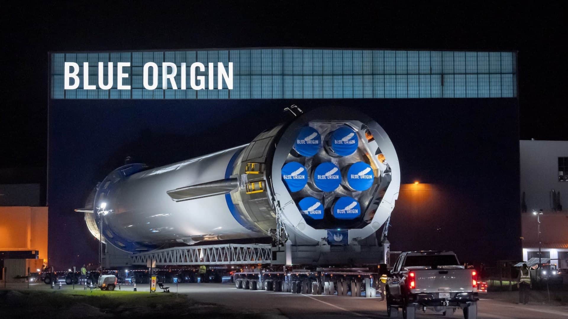 Primeiro estágio de transporte da New Glenn para LC-36 (29 de outubro de 2024).