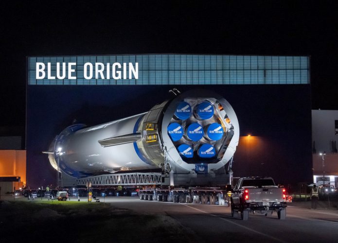 Primeiro estágio de transporte da New Glenn para LC-36 (29 de outubro de 2024).