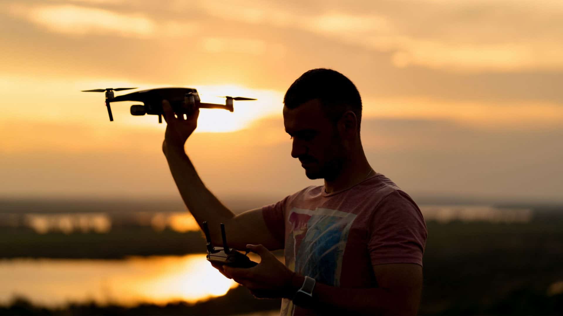 Pessoa na sombra segurando um drone