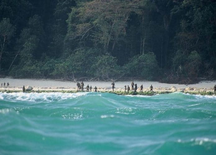 Os sentinelenses na praia de sua ilha