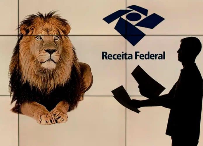 Silhueta de pessoa segurando papeis na frente de imagem de leão com logotipo da Receita Federal do lado