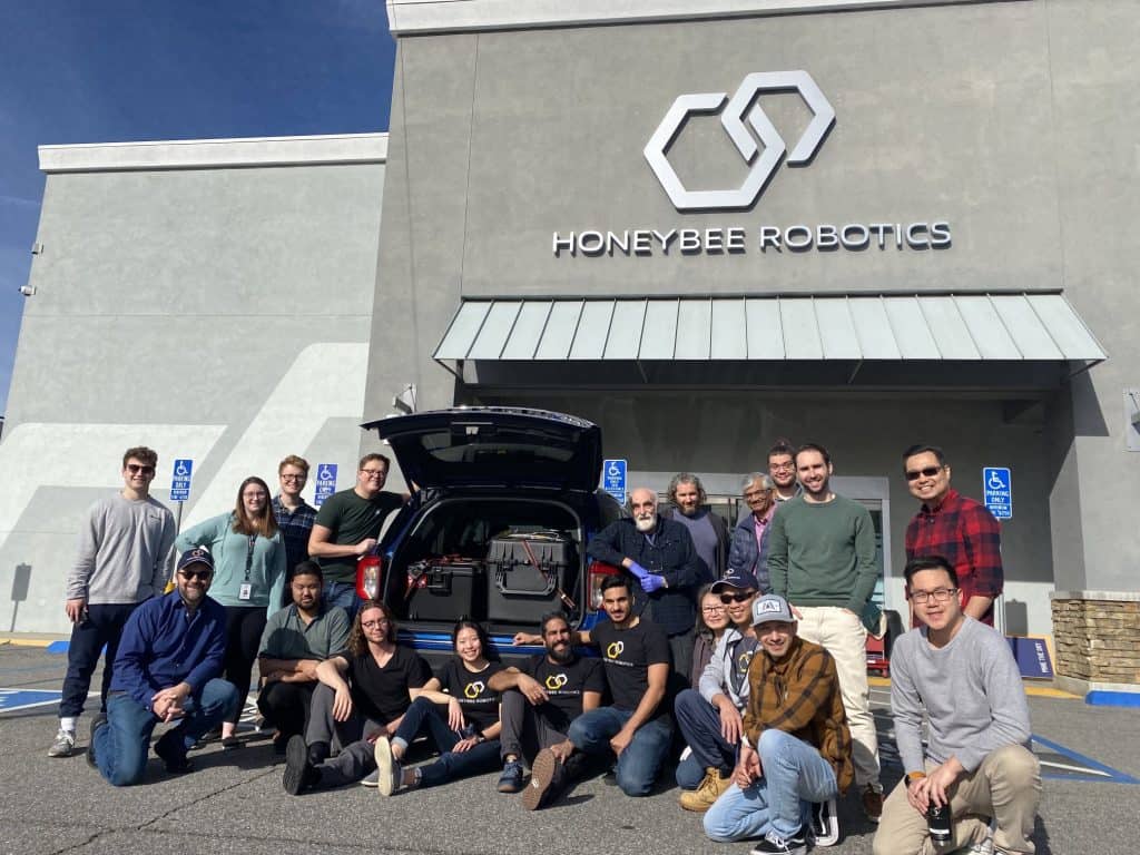 Parte da equipe da Honeybee Robotics